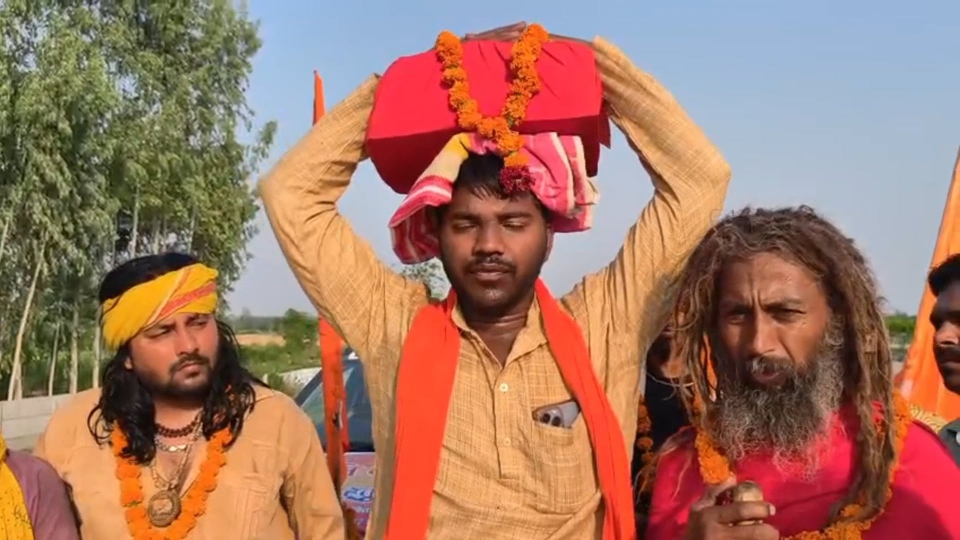 मथुरा वृंदावन से निकली पद यात्रा ब्रज  मांस मदिरा मुक्त हो 21हजार हस्ताक्षरलेकर बिल्हौर पहुंची 