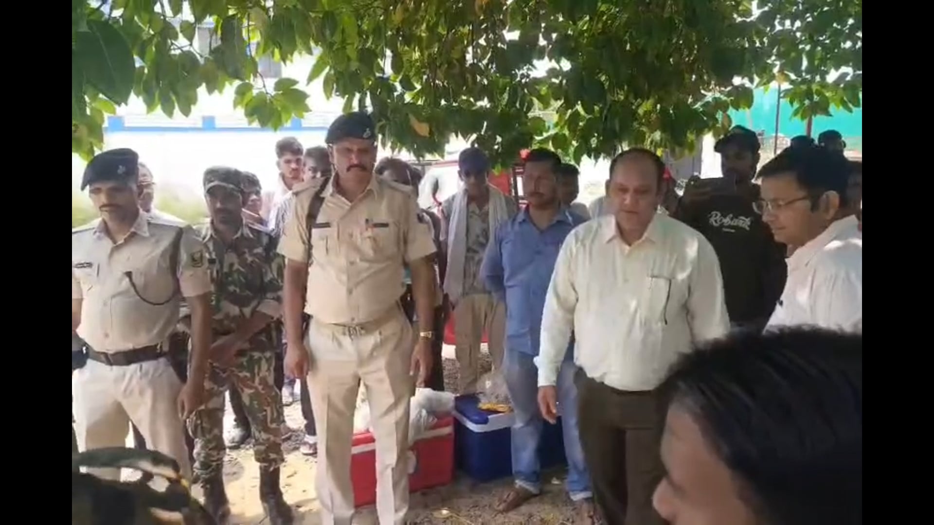 सरकार का बड़ा तोहफा: मछुआरों को मिली रोजगार की नई राह, डीएम ने बांटी सौगातें