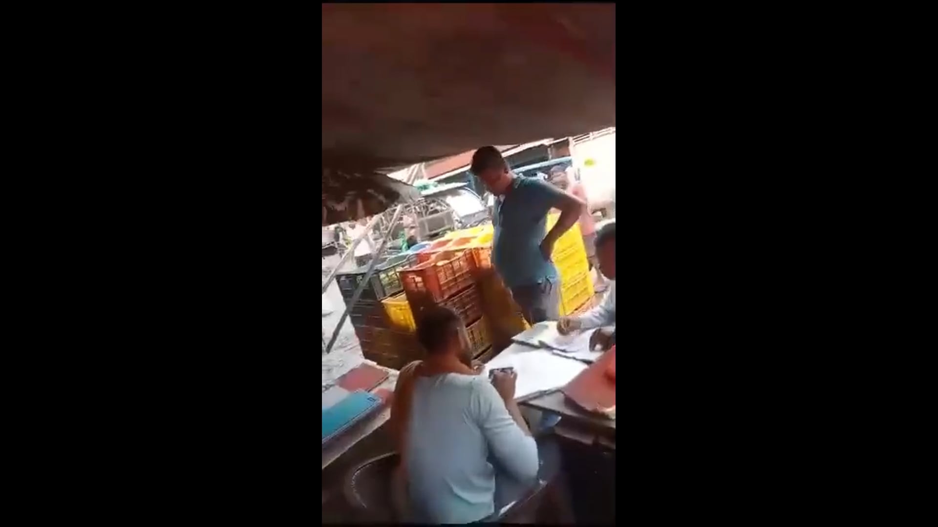 शाहजहांपुर की रोजा मंडी में अवैध वसूली का वीडियो वायरल, व्यापारियों में आक्रोश
शाहजहांपुर | 
शाहजहांपुर जनपद की रोजा मंडी में अवैध वसूली का एक वीडियो सोशल मीडिया पर तेजी से वायरल हो रहा है। वीडियो में कथित तौर पर कुछ लोग व्यापारियों से जबरन पैसे वसूलते हुए नजर आ रहे हैं। इस घटना के सामने आने के बाद मंडी क्षेत्र के व्यापारियों और स्थानीय लोगों में भारी नाराजगी देखी जा रही है।