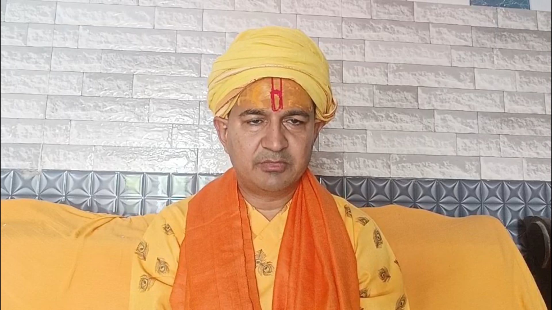 सपा प्रवक्ता के बयान से ब्राह्मण समाज में आक्रोश, 


आने वाले चुनाव में वोट बैंक की ताकत से अपमान का बदला लेंगे फलाहारी महाराज
