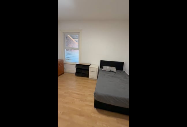 Furnished room available Main Photo
