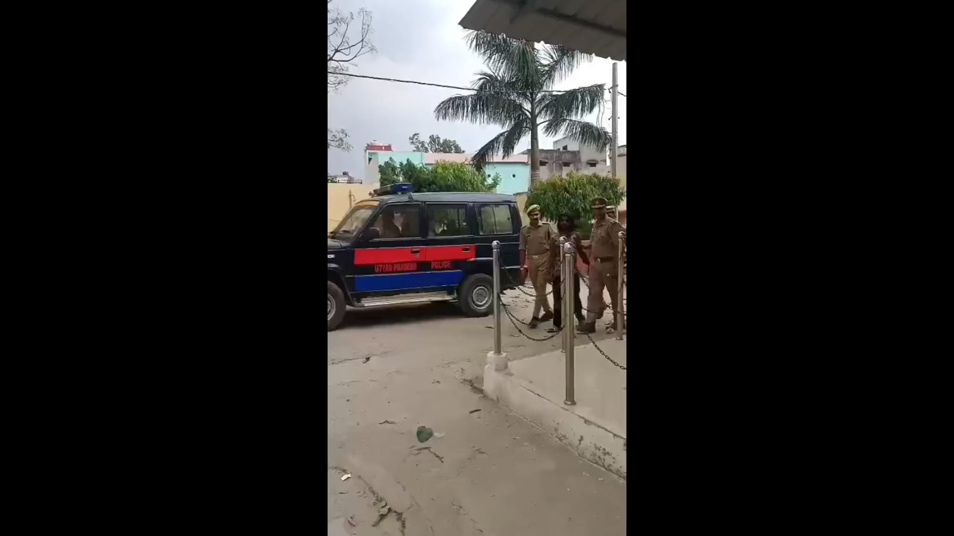 बंडा (शाहजहांपुर) में वायरल फोटो वाले मामले में पुलिस ने कार्रवाई कर दी है।
क्या हुआ पूरा मामला:
सोशल मीडिया पर एक युवक की अवैध तमंचे (315 बोर) के साथ फोटो वायरल हुई।
मामला सामने आने के बाद थाना बंडा पुलिस ने जांच शुरू की।
पुलिस कार्रवाई:
आरोपी युवक अंशुमान (उम्र करीब 19 वर्ष) निवासी पसियापुर को गिरफ्तार किया गया। 
Instagram फोटो वायरल करी थी
उसके पास से 315 बोर का देशी तमंचा बरामद हुआ