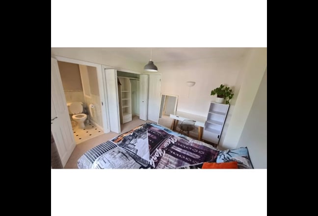 Double room with ensuite mins from the airport Main Photo