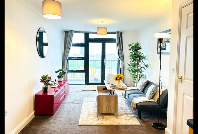 1-Bed Flat + Balcony | Bow E3 | Canary Wharf Main Photo