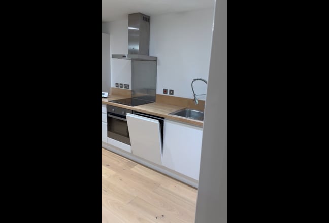 Bright, Top floor, 2 Double Bedroom flat  Main Photo