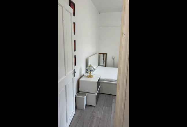 Large double bedroom for female only  Main Photo