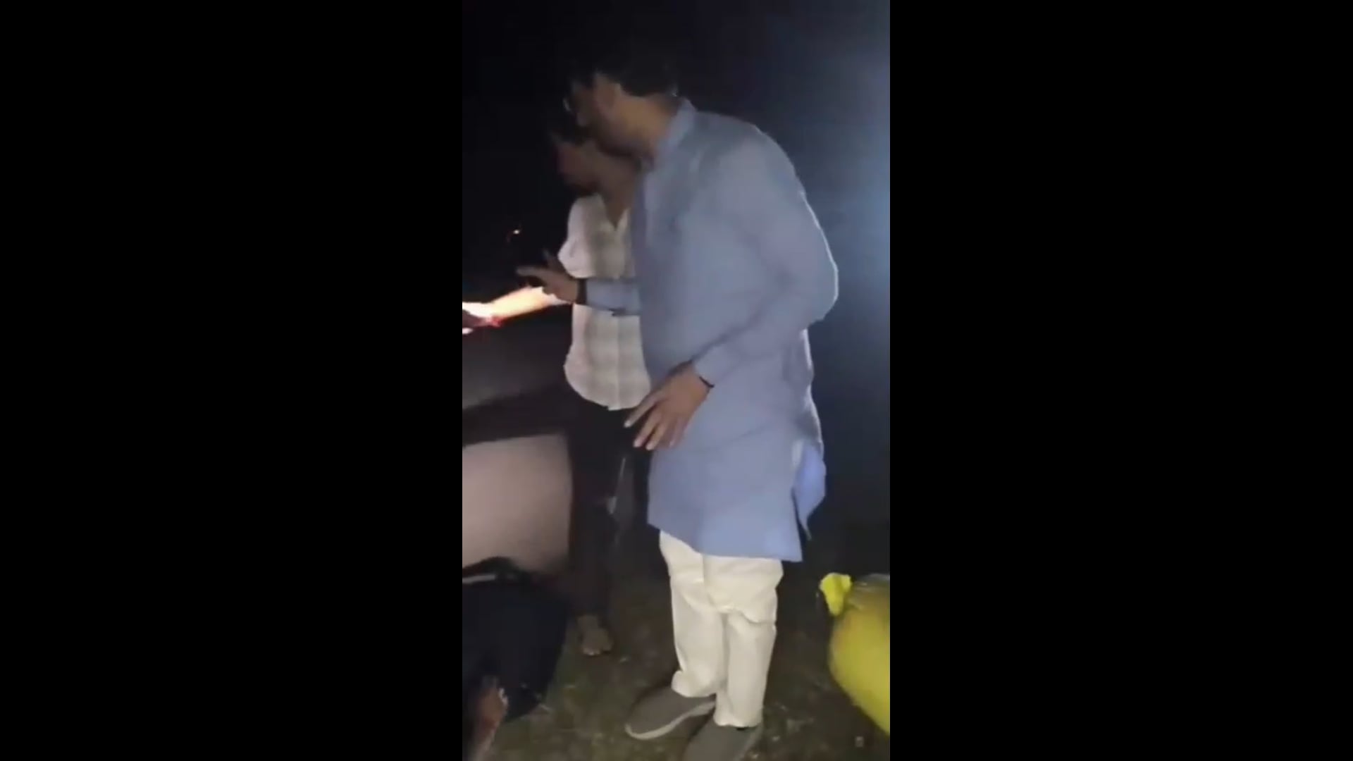 नोयडा से मथुराआतेसमयदो बाइक सवार रोड किनारे लूलुहान दे विधायक राजेश चौधरी ने पुलिस एंबुलेंस बुलाकर घायलों को अस्पतालभेजा