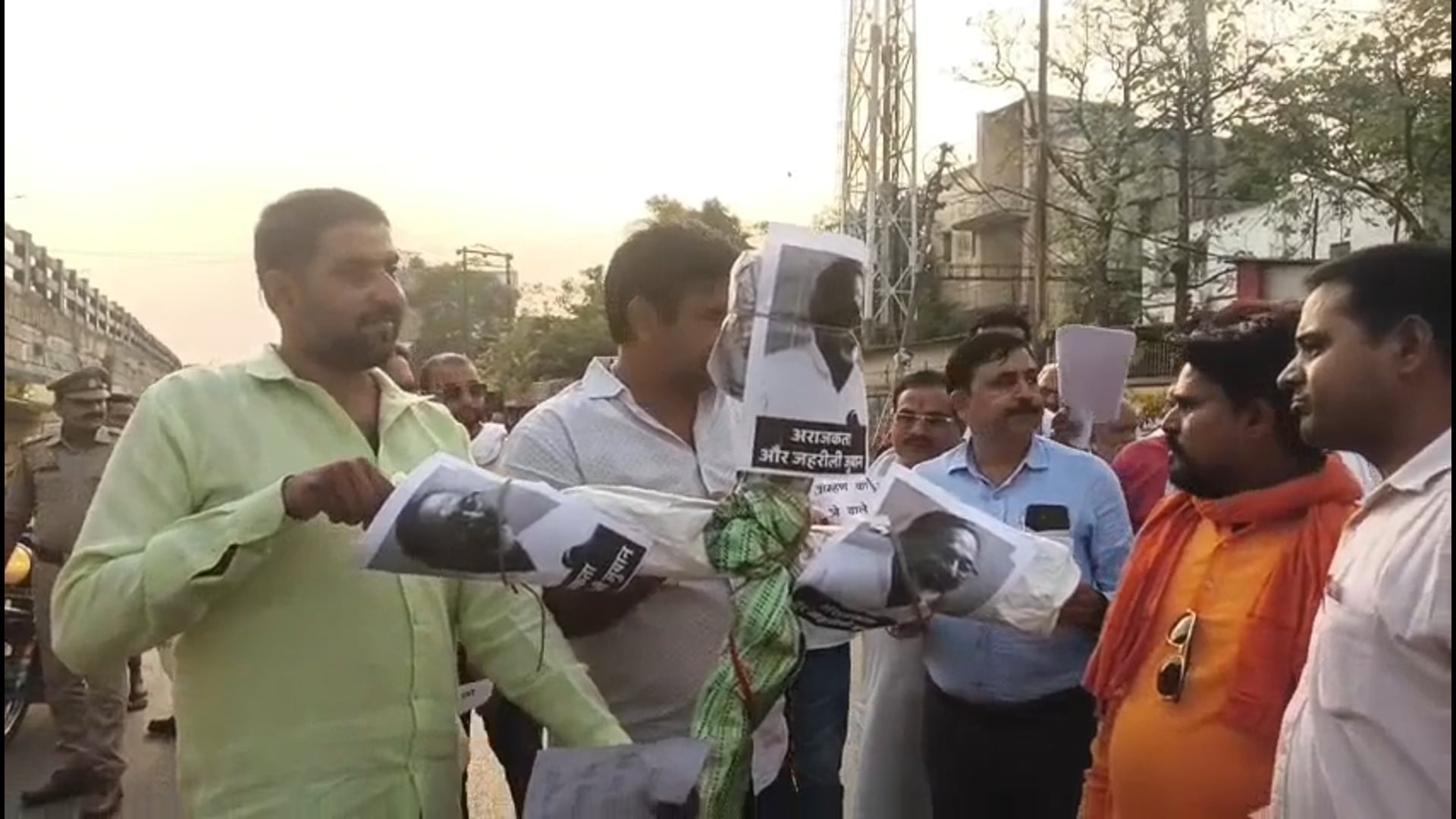 सपा प्रवक्ता राजकुमार भाटी के अभद्र टिप्पणी को लेकर ब्राह्मण समाज में आक्रोश, पुतला फूंक कर कार्यवाही की किया मांग
