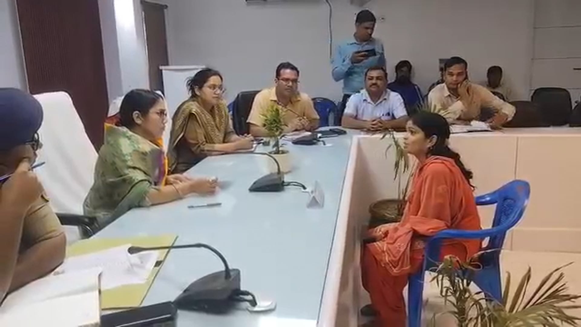 शाहजहांपुर पहुंचीं महिला आयोग सदस्य सुजीता कुमारी, विकास भवन में सुनी महिलाओं की समस्याएं
शाहजहांपुर। उत्तर प्रदेश राज्य महिला आयोग की सदस्य सुजीता कुमारी शुक्रवार को शाहजहांपुर पहुंचीं, जहां उन्होंने महिलाओं की समस्याओं को गंभीरता से सुना और संबंधित अधिकारियों को आवश्यक निर्देश दिए।