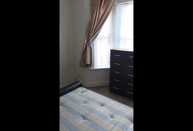 Female Housemates, Fully Furnished Double Room Main Photo