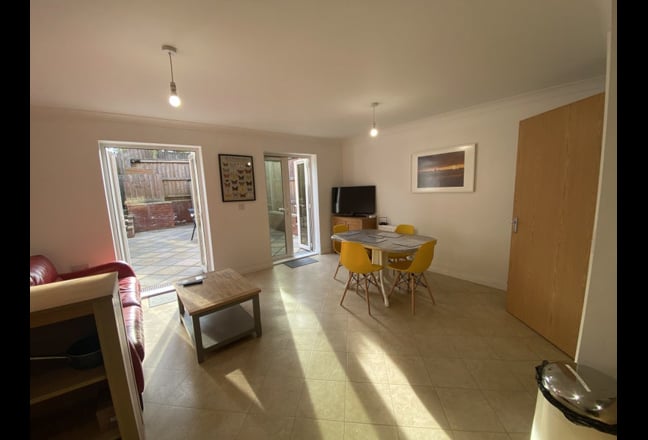 Ground and Top Floor Rooms in a Modern Townhouse  Main Photo