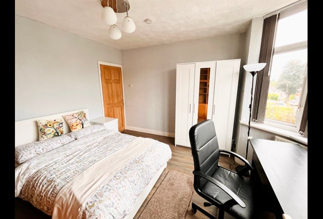 Extra Large double room with private Bathroom  Main Photo