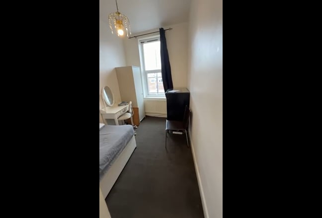 Single room in heaton house share Main Photo