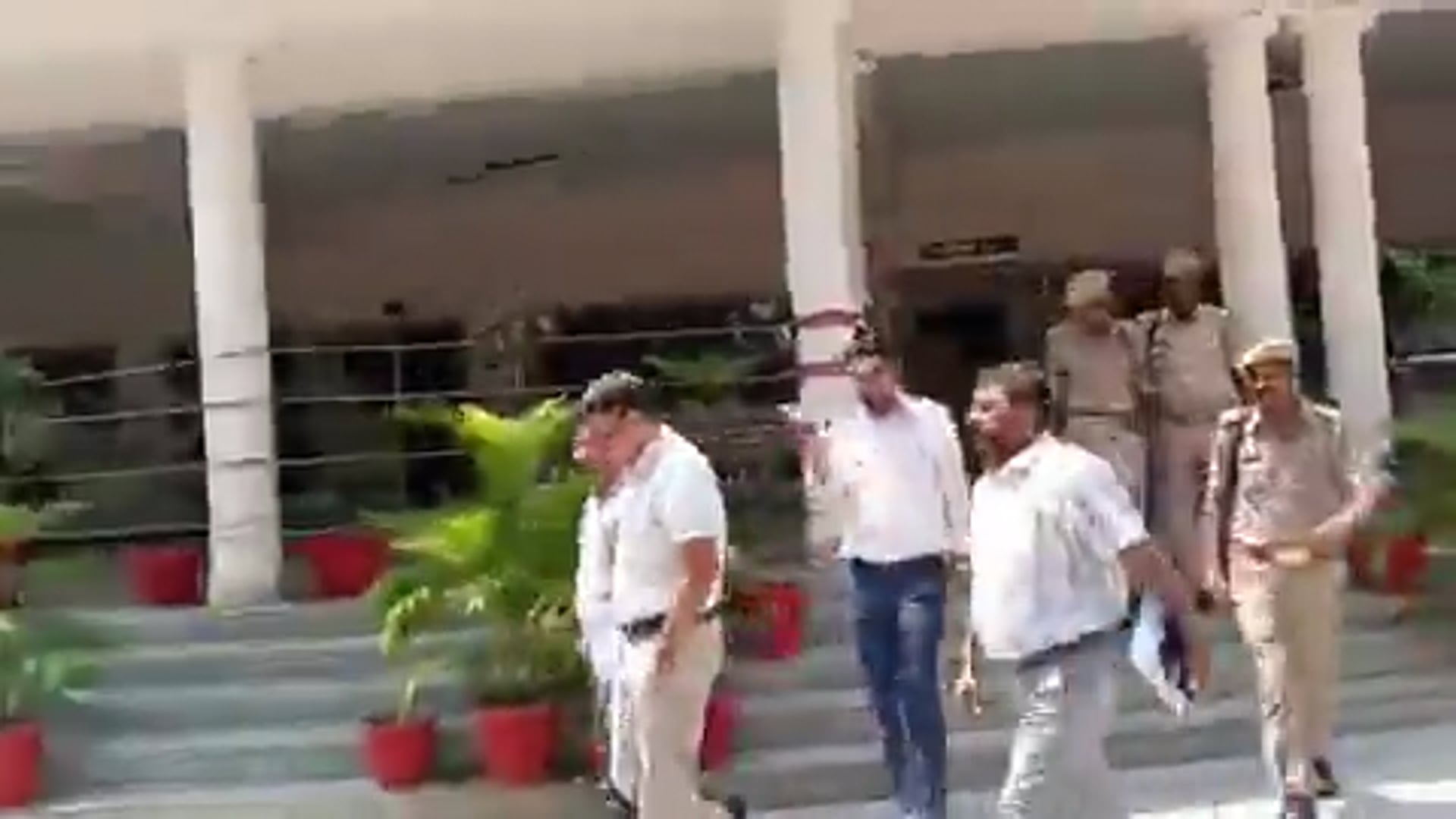 ▶️.....ये बाराबंकी के DM ईशान प्रताप सिंह साहब हैं। डीएम साहब आज घर से दफ्तर पैदल पहुंचे। उनके साथ ADM भी पैदल चले। पीएम मोदी ने डीजल पेट्रोल की खपत को कम करने की अपील की थी। 

"डीएम साहब का अच्छा प्रयास है, छोटे प्रयास का असर बड़ा होता है"