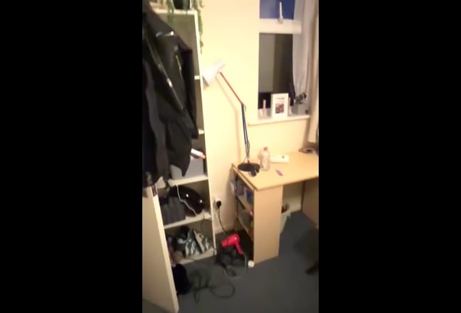 Double bed room in a shared house Main Photo
