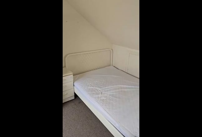 En-suite loft double room in feltham high street.  Main Photo