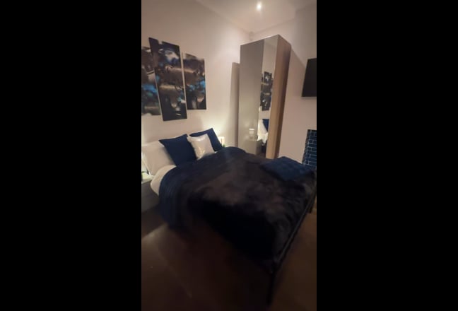 Large Double Room with bills included  Main Photo