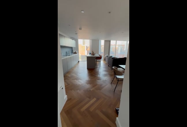 Spacious Double Room in Luxury 3-Bed Apartment Main Photo