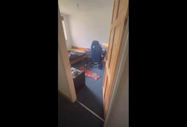 Double Room in 2-Bed Flat with Lounge and Garden Main Photo