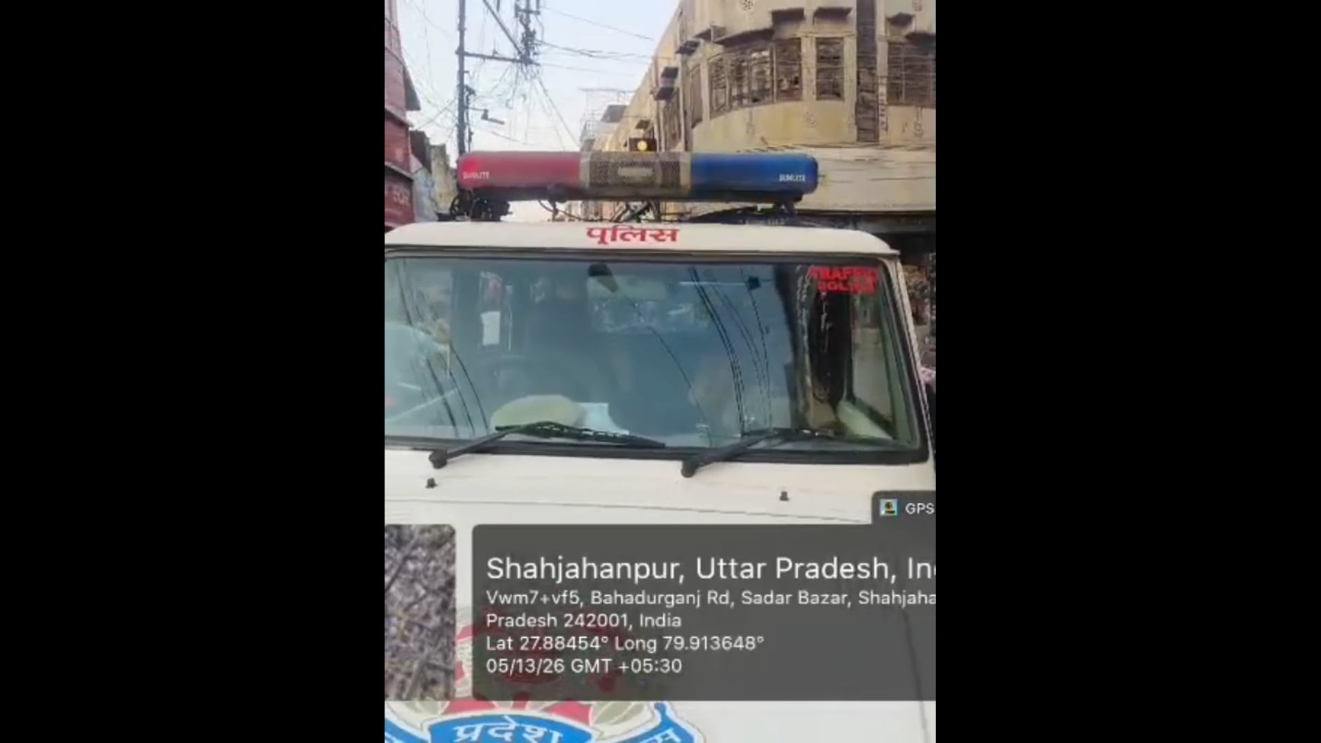 शाहजहांपुर में लागू होगी एकल यातायात व्यवस्था, ट्रायल आज से
शाहजहांपुर। शहर के बाजार क्षेत्र में जाम की समस्या से निजात दिलाने के लिए यातायात पुलिस ने एकल मार्ग व्यवस्था लागू करने की तैयारी की है। उच्चाधिकारियों के निर्देश पर क्षेत्राधिकारी यातायात शुभम वर्मा द्वारा बाजार क्षेत्र का निरीक्षण कर विस्तृत कार्ययोजना तैयार की गई है।
इस व्यवस्था का ट्रायल 14 व 15 मई 2026 को शाम 3 बजे से रात 8 बजे तक किया जाएगा। ट्रायल के दौरान कई मार्गों पर यातायात प्रतिबंध और डायवर्जन लागू रहेंगे।
योजना के अनुसार पंखी चौराहे से घंटाघर की ओर दोपहिया वाहनों को छोड़कर अन्य सभी वाहनों का प्रवेश पूर्णतः प्रतिबंधित रहेगा। अन्य वाहन चालकों को निसात टाकिज तिराहा, कटिया टोला मार्ग होते हुए पचराहे से लाल इमली घंटाघर रोड का प्रयोग करना होगा।