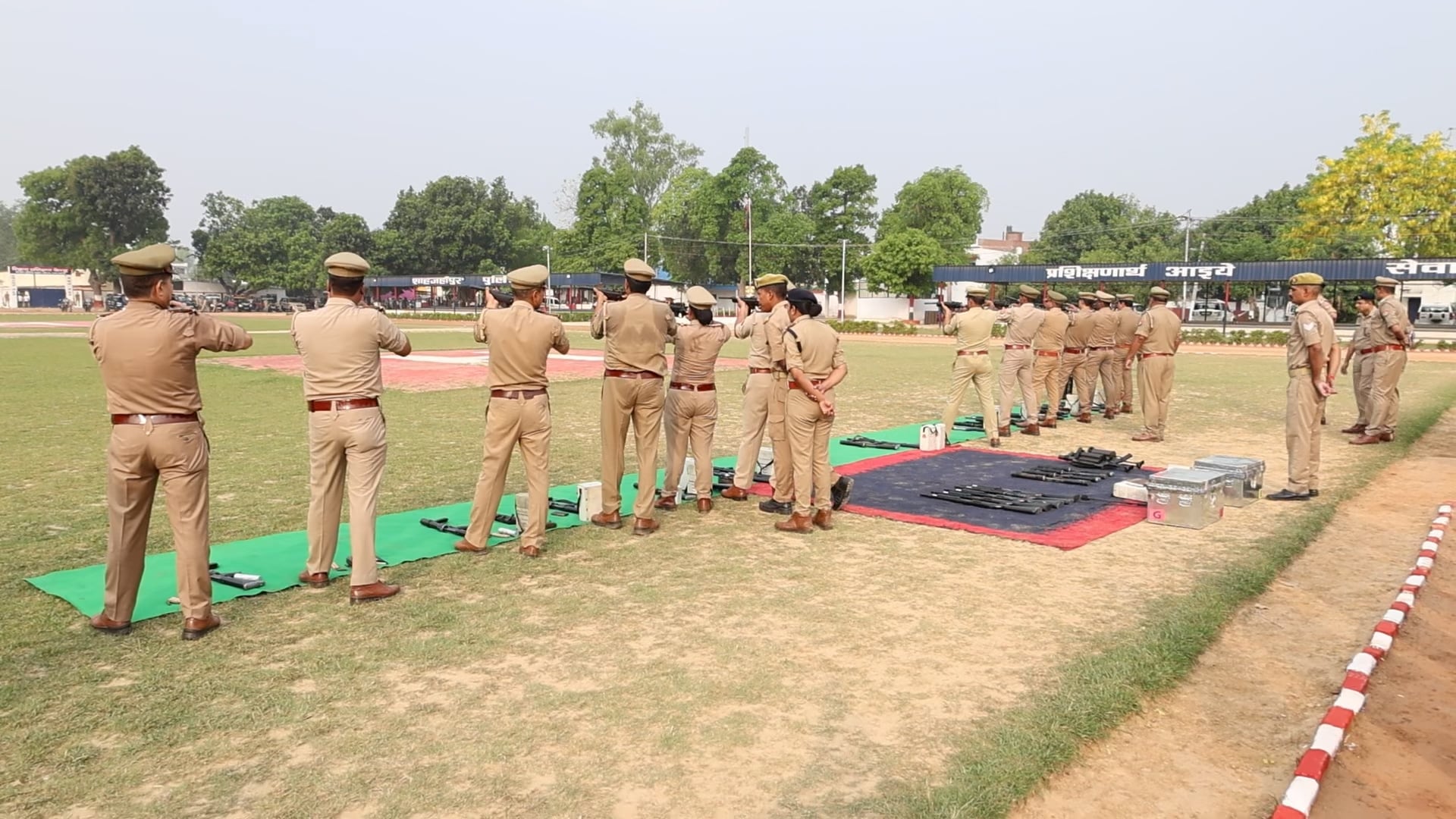 शाहजहाँपुर पुलिस लाइन में साप्ताहिक परेड, एसपी ने परखा अनुशासन व तैयारियां
शाहजहाँपुर। रिजर्व पुलिस लाइन में शुक्रवार को साप्ताहिक परेड का आयोजन किया गया। पुलिस अधीक्षक सौरभ दीक्षित ने परेड की सलामी लेकर निरीक्षण किया। इस दौरान अपर पुलिस अधीक्षक (ग्रामीण) समेत अन्य अधिकारी व कर्मचारी मौजूद रहे।
परेड में पुलिसकर्मियों की शारीरिक दक्षता, अनुशासन, टर्नआउट और ड्रिल का सूक्ष्म निरीक्षण करते हुए एसपी ने आवश्यक दिशा-निर्देश दिए।