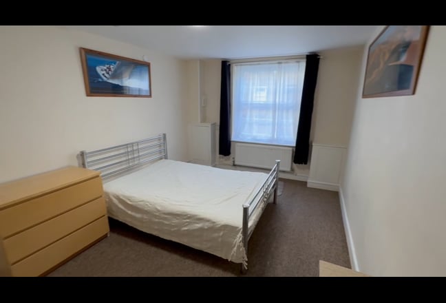 Huge ensuite room Very central Newport house share Main Photo