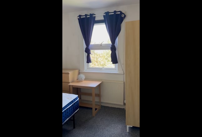 Bright first floor room with big en-suite bathroom Main Photo