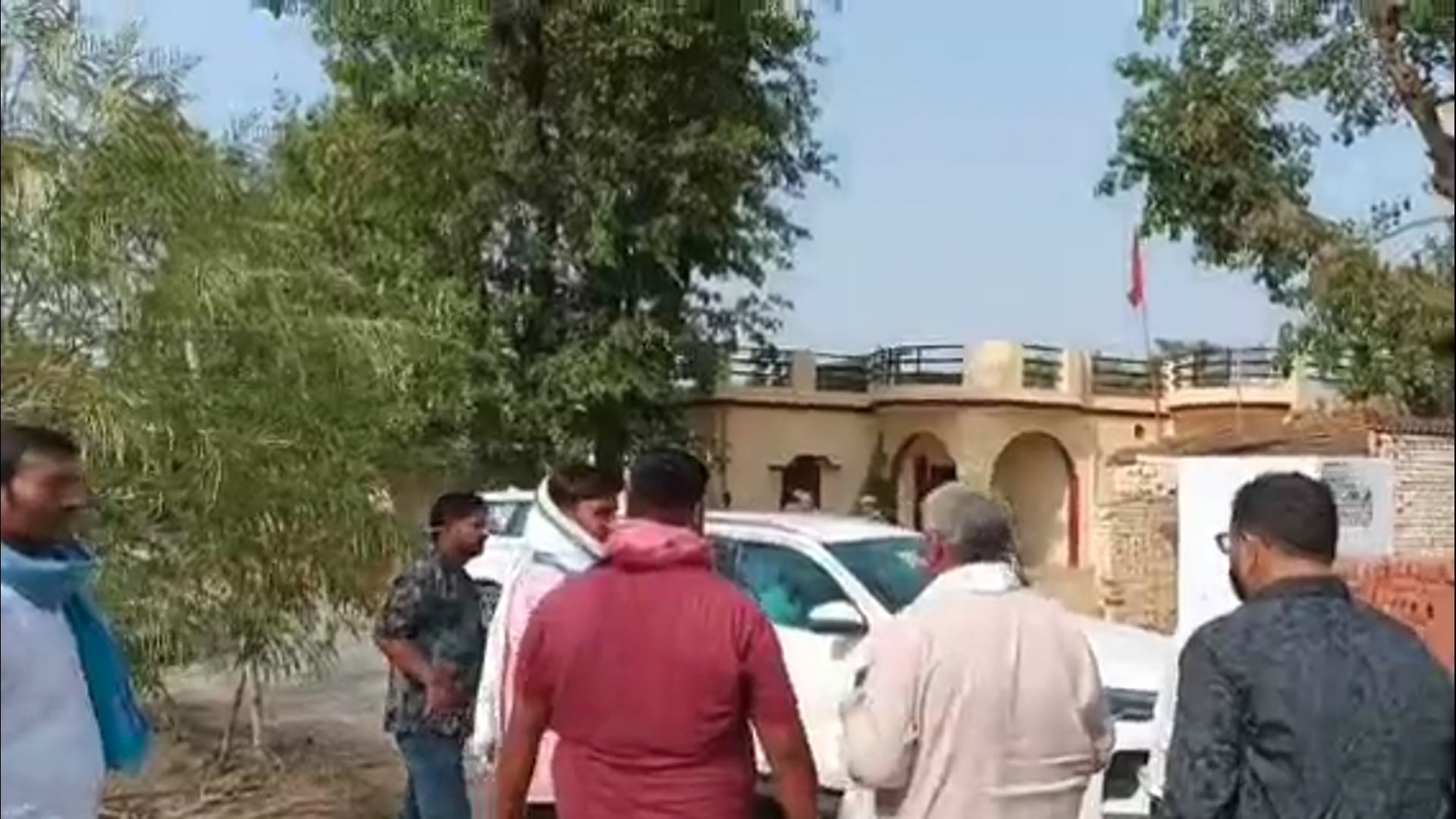 प्रभारी मंत्री दयाशंकर सिंह पहुंचे नारंगपुर, मृत महिला के परिजनों को दिया सहायता का आश्वासन