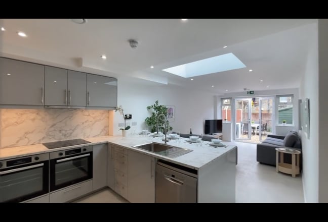 Modern house with large garden, just refurbished Main Photo