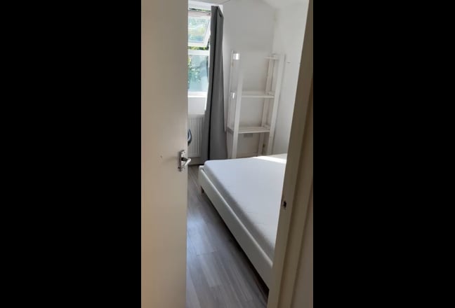 Cheap room in a  big modern cozy house Main Photo