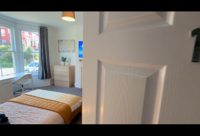 Tastefully decorated room in managed HMO Main Photo