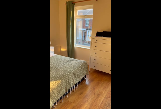 Large king-size room - Bills and cleaner included Main Photo