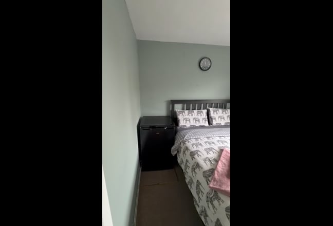 Double Bedroom in a Family Home  Main Photo