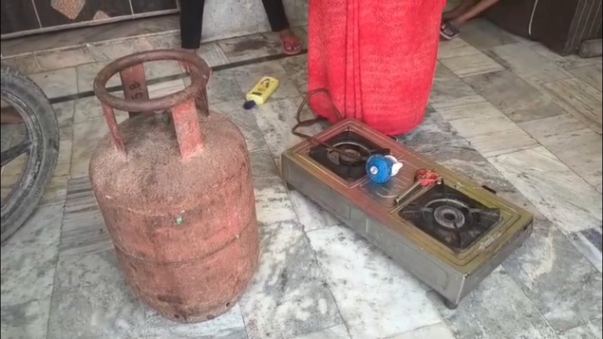 फरह गांव सनोरा दूध गर्म करते समय सिलेंडर में लगी आग चार झुलसे