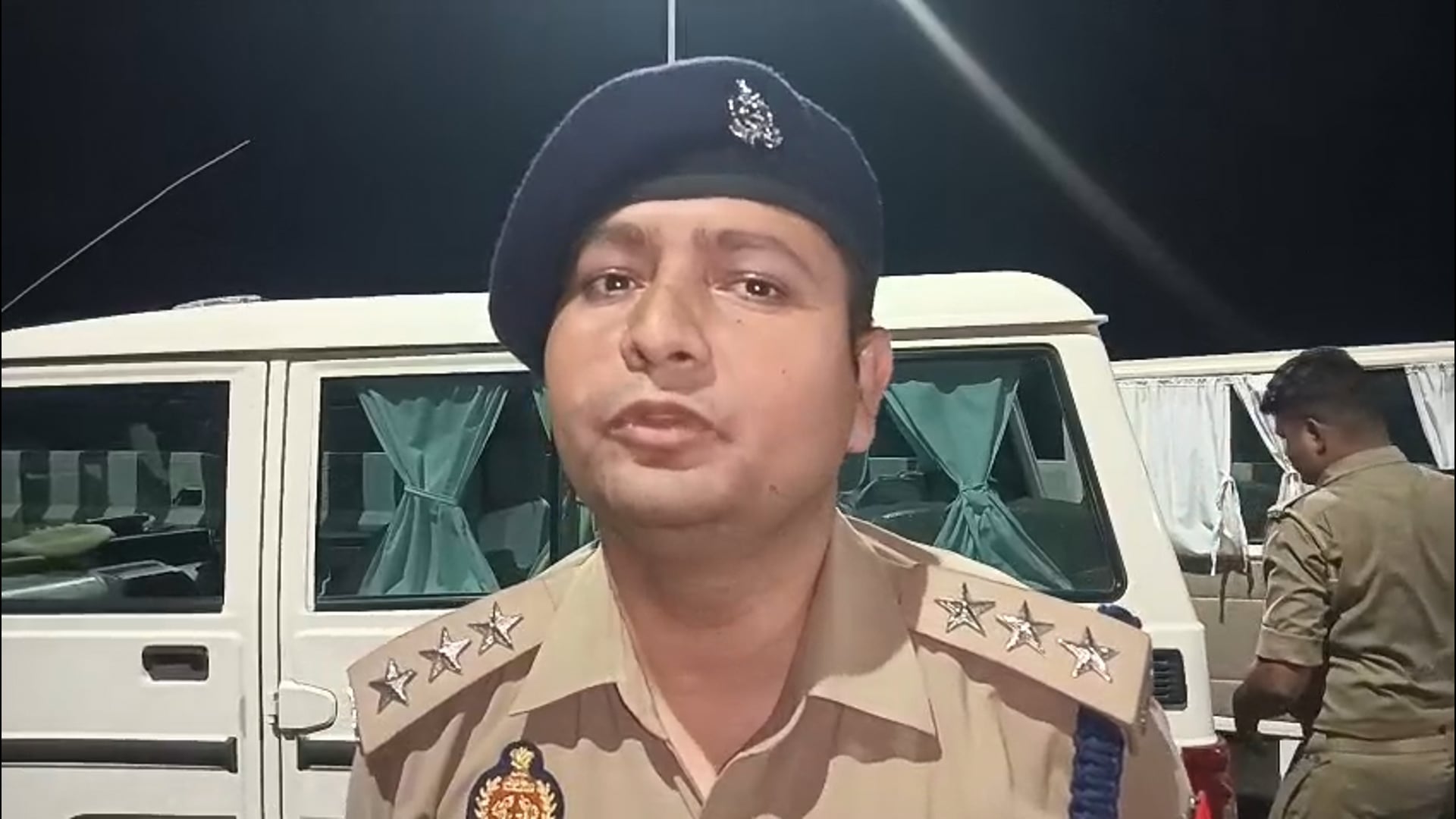 पुवायां फ्लाईओवर हादसे में पुलिस आरक्षी की मौत

पुवायां थाना क्षेत्र के बड़ागांव फ्लाईओवर के पास एक कार अनियंत्रित होकर डिवाइडर से टकरा गई, जिसमें एक पुलिस आरक्षी की मृत्यु हो गई। घटना के बाद पुलिस ने मौके पर पहुंचकर आवश्यक कार्रवाई की और मामले की जांच शुरू कर दी। क्षेत्राधिकारी पुवायां ने घटना की जानकारी देते हुए आगे की विधिक कार्रवाई की बात कही।