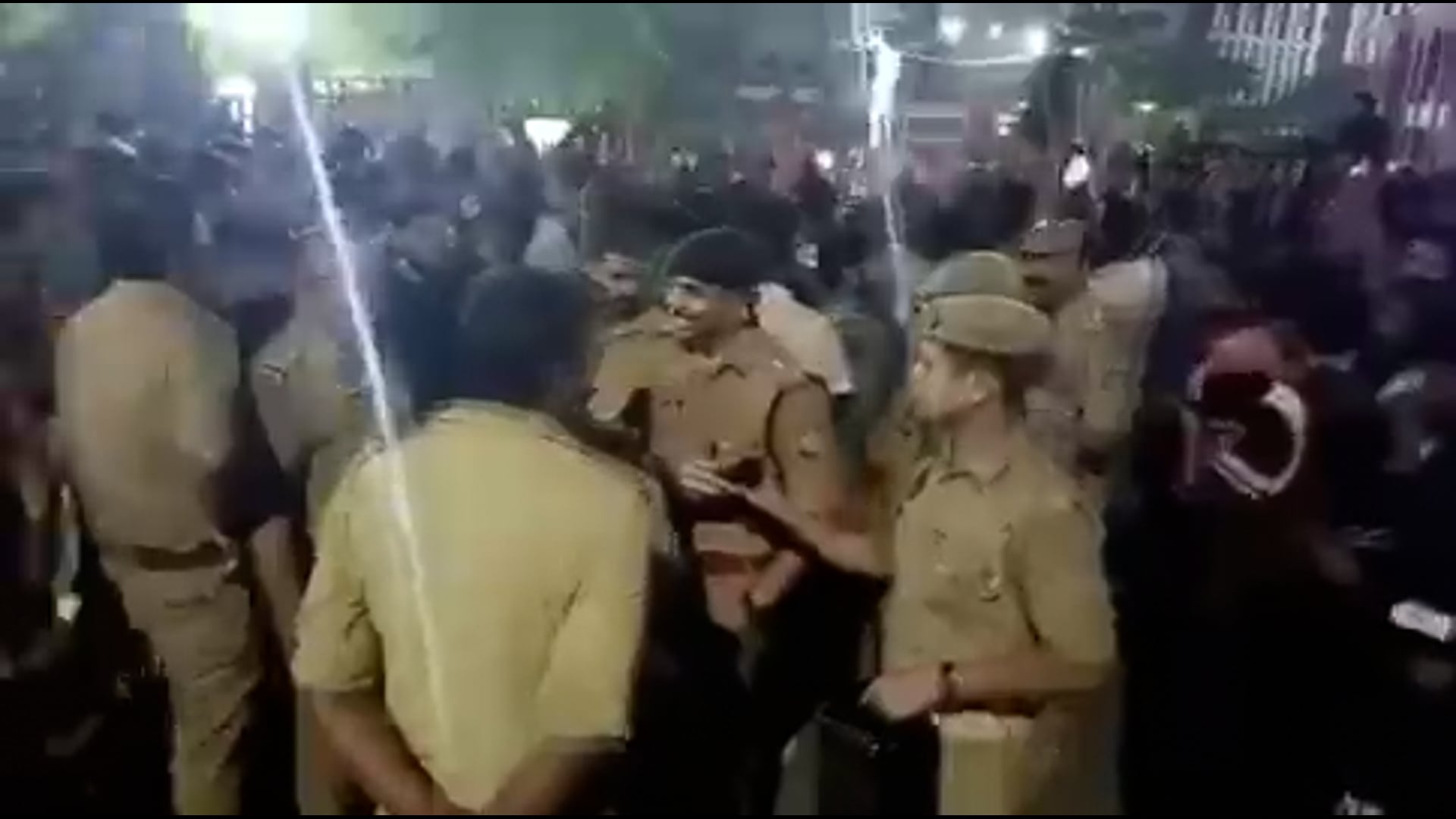 ▶️.....बीती रात लखनऊ के BBD यूनिवर्सिटी में भारी बवाल, हॉस्टल में रोटी लेने के मामले में हॉस्टल में वार्डन द्वारा एक छात्रा की बेरहमी से पिटाई की गई छात्रा का हाथ टूटा। गुस्साए छात्रों ने वार्डन को जमकर पीटा, कैंपस में भारी तोड़फोड़ और हंगामा।
पुलिस देर से आई Dial 112 भी Quick Response में पीछे रही उच्चाधिकारियों के पहुंचने पर मामले को शांत कराया गया, BBD विश्विद्यालय में हॉस्टल प्रशासन पहले भी विवादित रहा है। #Lucknow #Barabanki