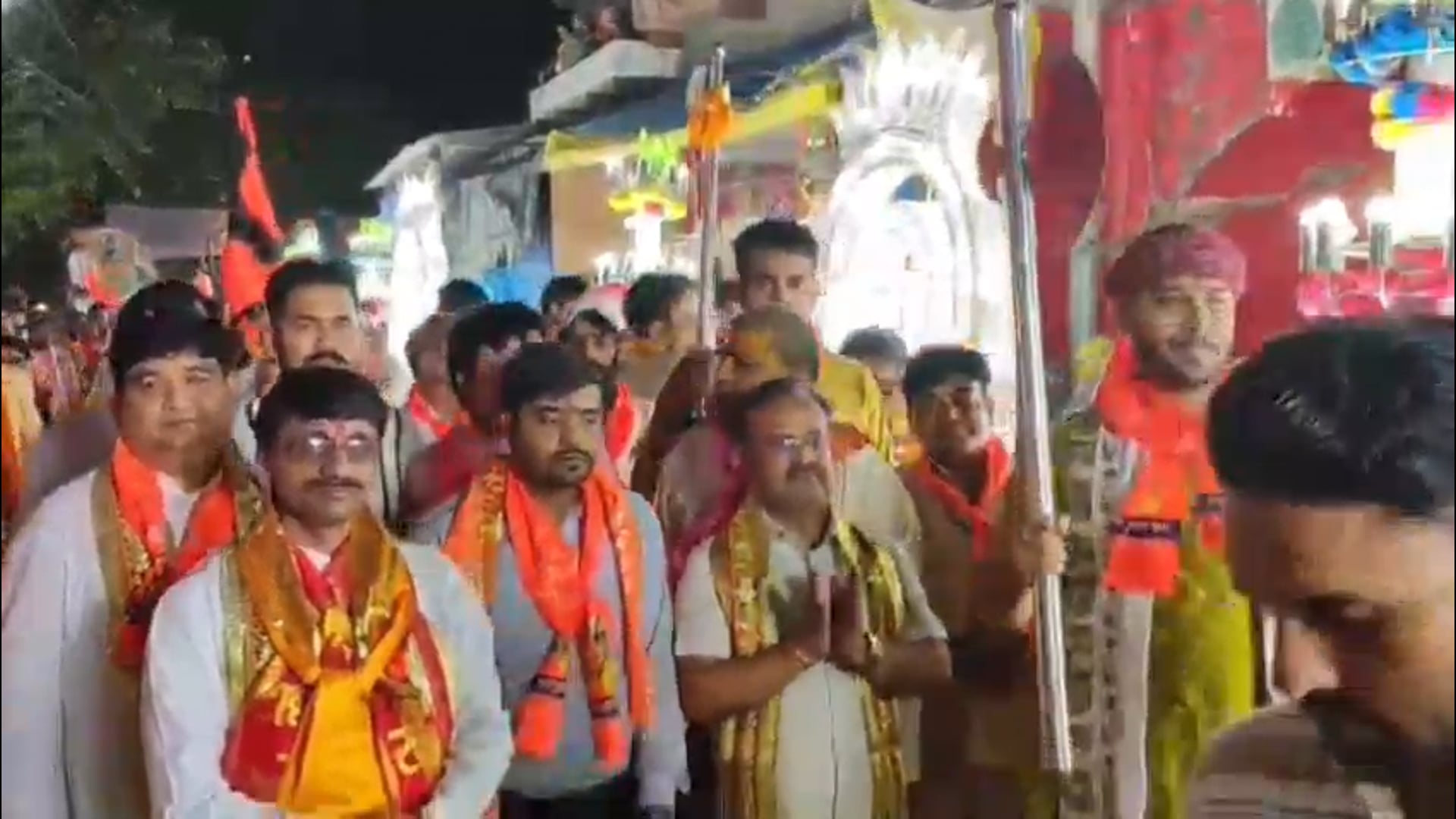 मथुराकेजनपद गोवर्धन नगरमें आयोजित भगवान श्री परशुरामशोभायात्रा में  समाजवादीपार्टीके नेता महेशचंदशर्माउर्फ गोल्डीभैयापहुंचे