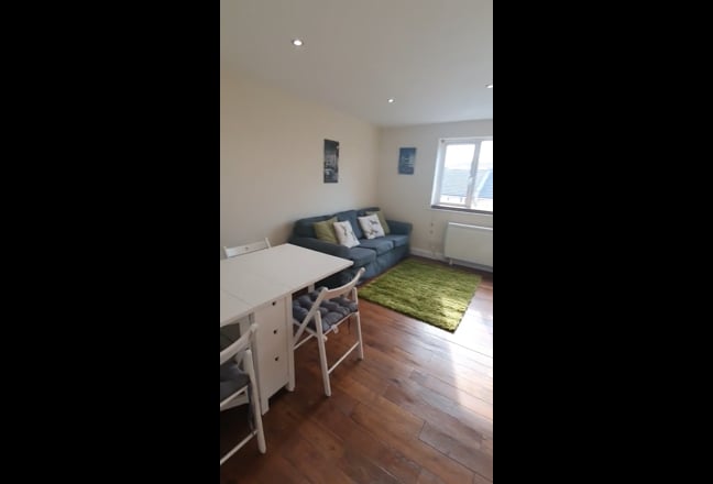 Neutrally presented 2 bedroom unit available Main Photo
