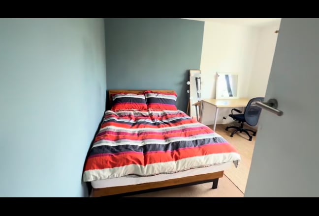 Bright, spacious room with views to the city Main Photo