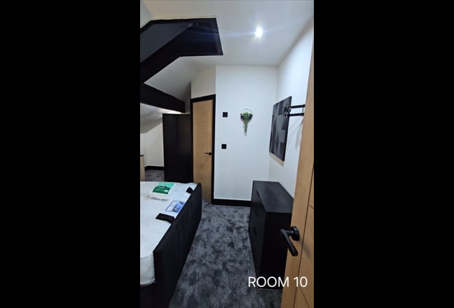 Spacious Studio near Town Centre. ensuite / kitche Main Photo