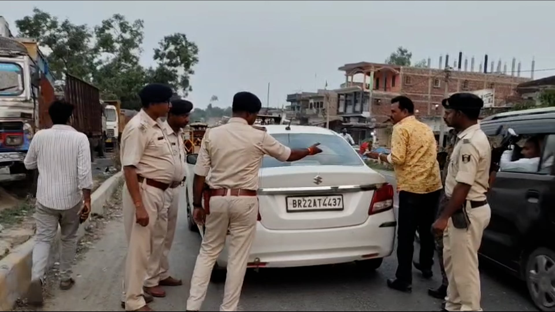 समकालीन अभियान के तहत वाहन जांच देख, वाहन चालकों में हड़कंप।