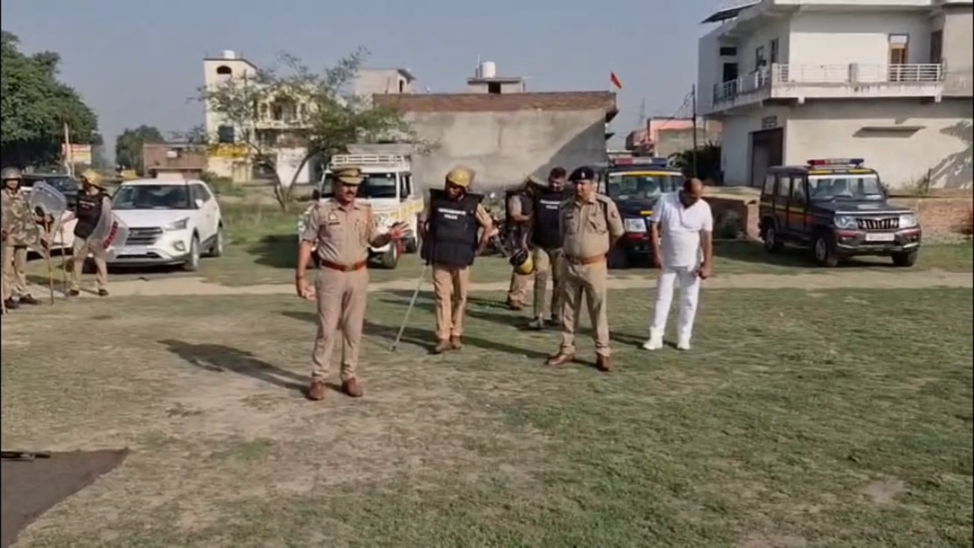 शाहजहाँपुर में मॉक बलवा ड्रिल का आयोजन, पुलिस ने आपात स्थितियों से निपटने का किया 
शाहजहाँपुर:
आगामी पर्वों एवं कानून-व्यवस्था को ध्यान में रखते हुए जनपद शाहजहाँपुर के सभी सर्किलों में मॉक बलवा ड्रिल का सफल आयोजन किया गया। यह ड्रिल पुलिस अधीक्षक के निर्देशानुसार, अपर पुलिस अधीक्षक (नगर) के निर्देशन एवं क्षेत्राधिकारीगण के नेतृत्व में संपन्न हुई।
ड्रिल में सभी थाना प्रभारियों, निरीक्षकों, उपनिरीक्षकों एवं पर्याप्त संख्या में पुलिस बल ने भाग लिया। इस दौरान पुलिस कर्मियों को भीड़ नियंत्रण, दंगा-बलवा, साम्प्रदायिक तनाव एवं अन्य आकस्मिक परिस्थितियों से प्रभावी ढंग से निपटने का व्यावहारिक प्रशिक्षण दिया गया।
