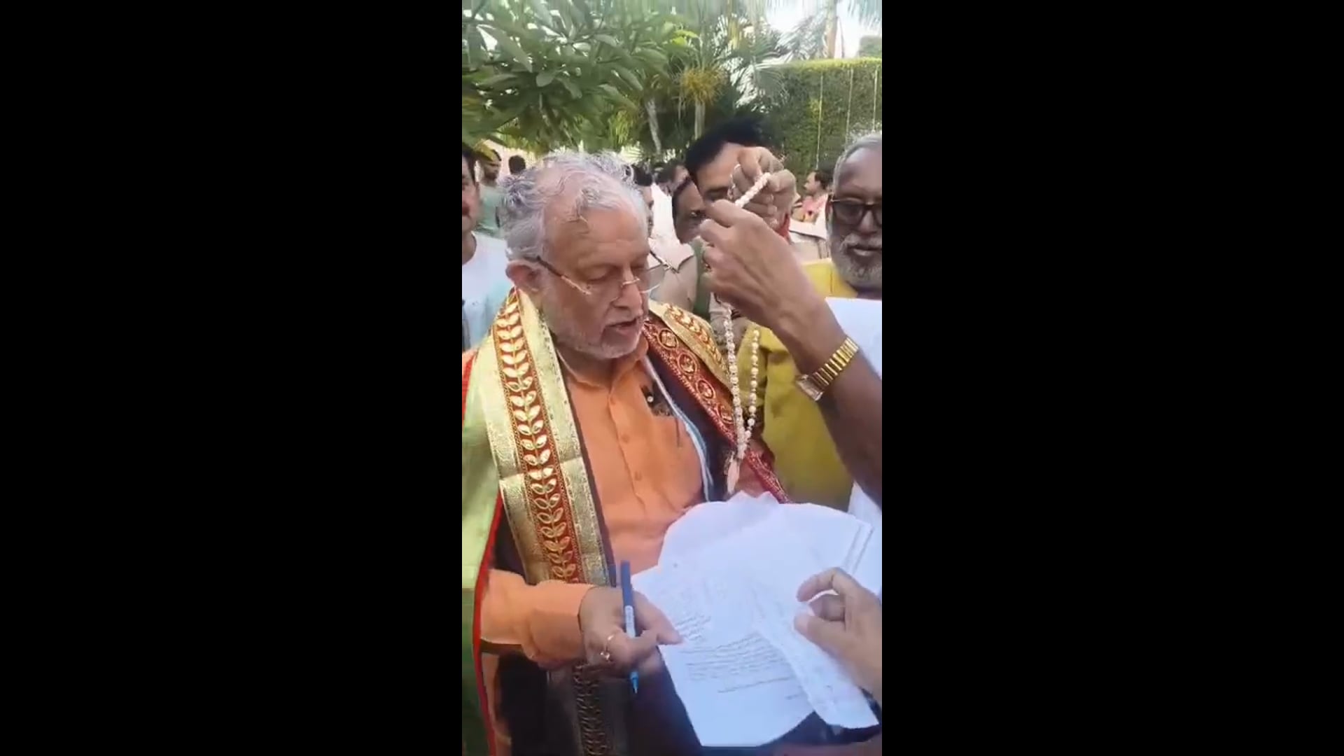 उत्तर प्रदेश विधानसभा में उत्कृष्ट विधायक चुने जाने की नई पहल के तहत कैबिनेट मंत्री  को “उत्कृष्ट विधायक सम्मान” के लिए चुना गया है।
हनुमत धाम में आयोजित कार्यक्रम में ऑल इंडिया रेलवे पेंशनर्स फेडरेशन के महामंत्री डॉ. शरद राही ने सहयोगियों के साथ उनका स्वागत किया। इस दौरान अंगवस्त्र भेंट कर एवं राम दरबार का प्रतीक चिन्ह देकर सम्मानित किया गया।
डॉ. राही ने चिन्नौर मार्ग पर लाइट व सड़क पुनर्निर्माण कार्य के लिए मंत्री का आभार जताया।