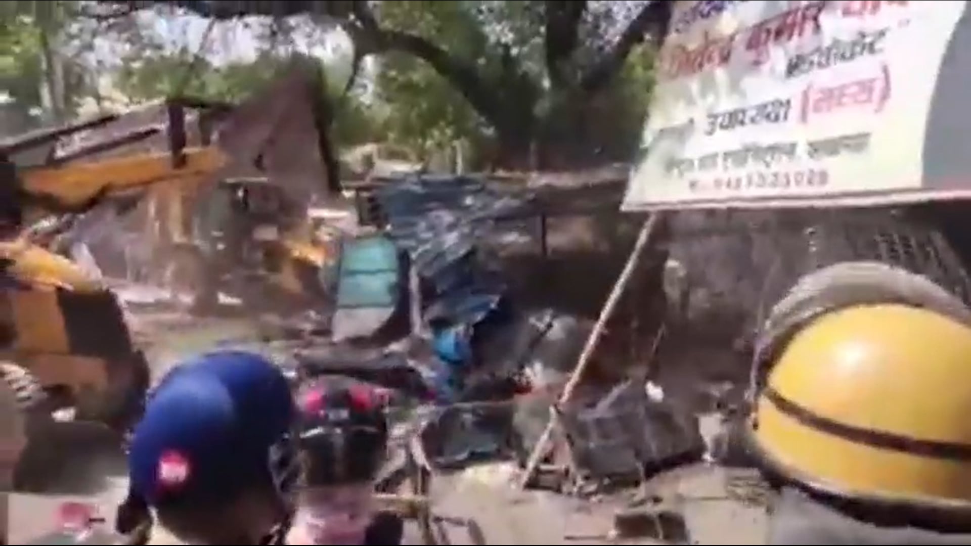 ▶️.....लखनऊ जिला कोर्ट में बने वकीलों के अवैध चैंबरों पर बुलडोजर एक्शन,चैंबर,दुकानों पर हाईकोर्ट के आदेश के बाद बुलडोजर एक्शन,240 अवैध कब्जों को हटाया जा रहा है,बुलडोजर एक्शन का वकीलों ने विरोध किया,नगर निगम की टीम द्वारा तोड़ा जा रहा ,मौके पर नगर निगम के अधिकारी मौजूद,भारी संख्या में पुलिस बल भी मौजूद है, पुलिस को शांति व्यवस्था के लिए करना पड़ा हल्का बल प्रयोग।