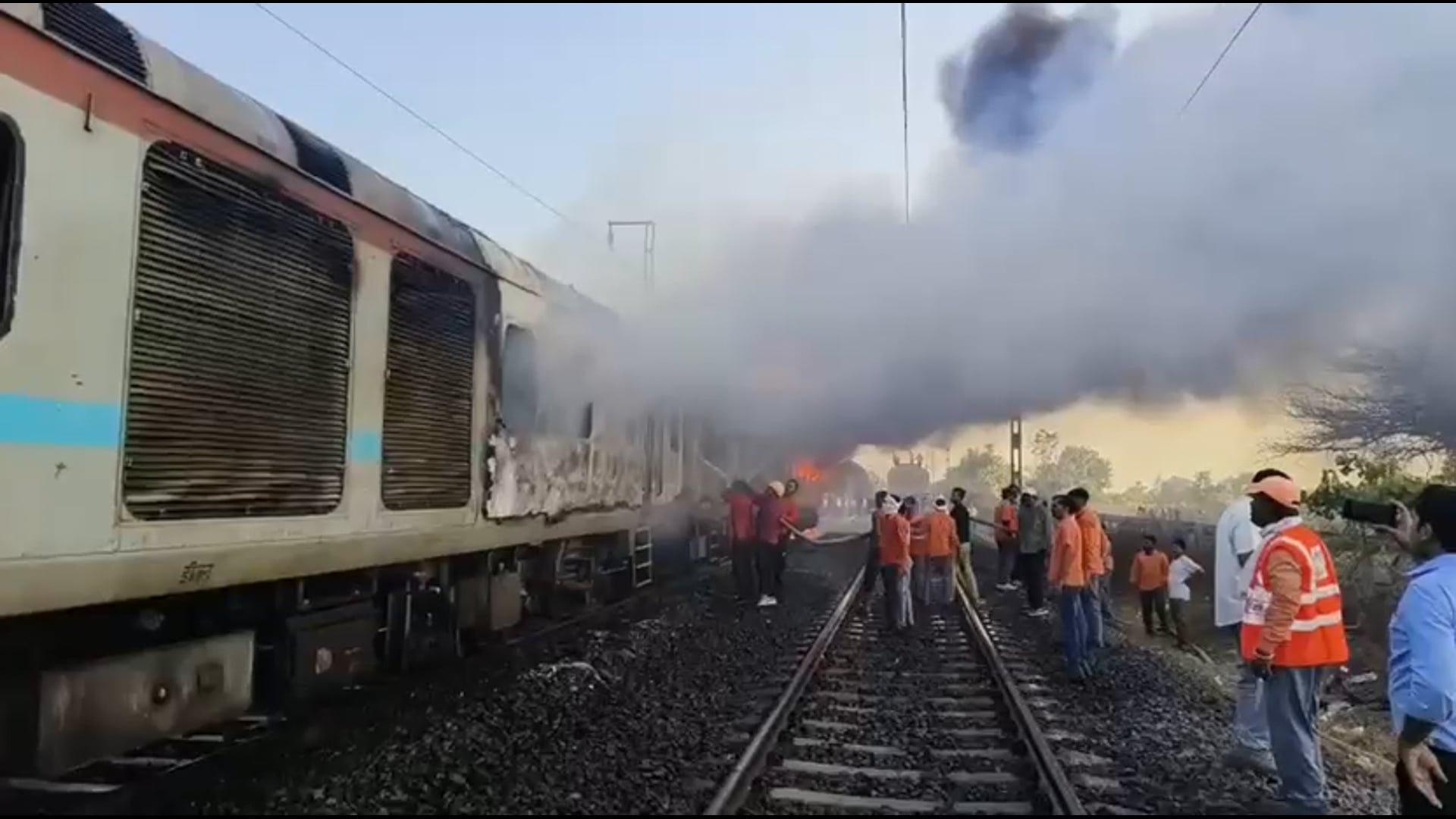 ▶️.....राजधानी के दो कोच में लगी आग*
 त्रिवेंद्रम-दिल्ली राजधानी के दो कोच में लगी आग, दिल्ली-मुंबई रेल मार्ग प्रभावित; जलकर खाक हुआ थर्ड AC*
