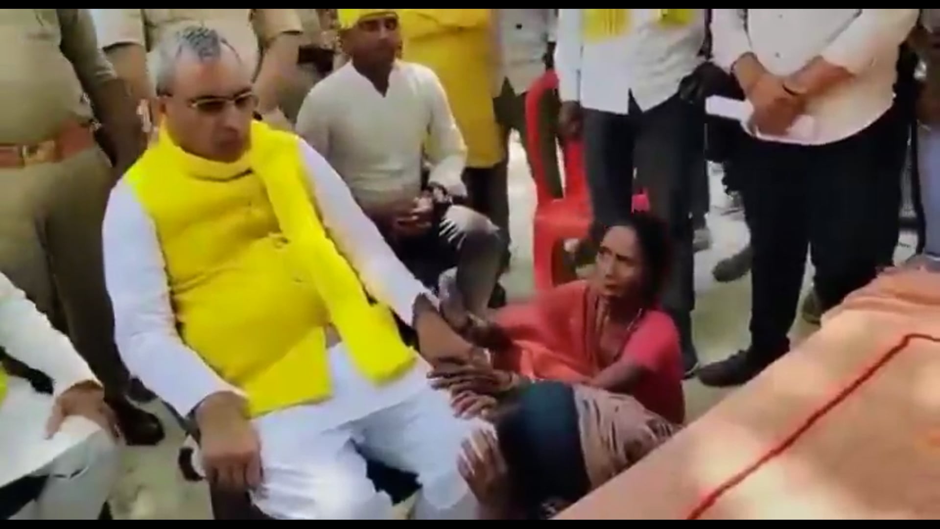 ▶️......मंत्री ओम प्रकाश राजभर एक रोती बिलखती माँ के सामने सामन्ती सोच के साथ बैठे हैं जबकि माँ न्याय की भीख माँग रही है…
धिक्कार है ऐसे सफेदपोश नेताओं पर...गरीब दुखियारी..बेसहारा..बेबस जनता के आंसुओं के नीचे हथेली रखने के बजाए....!
राजा साहब की तरह दरबार लगाए बैठे हैं..बेचारी महिला पैरों में पड़ी बिलख रही है..!