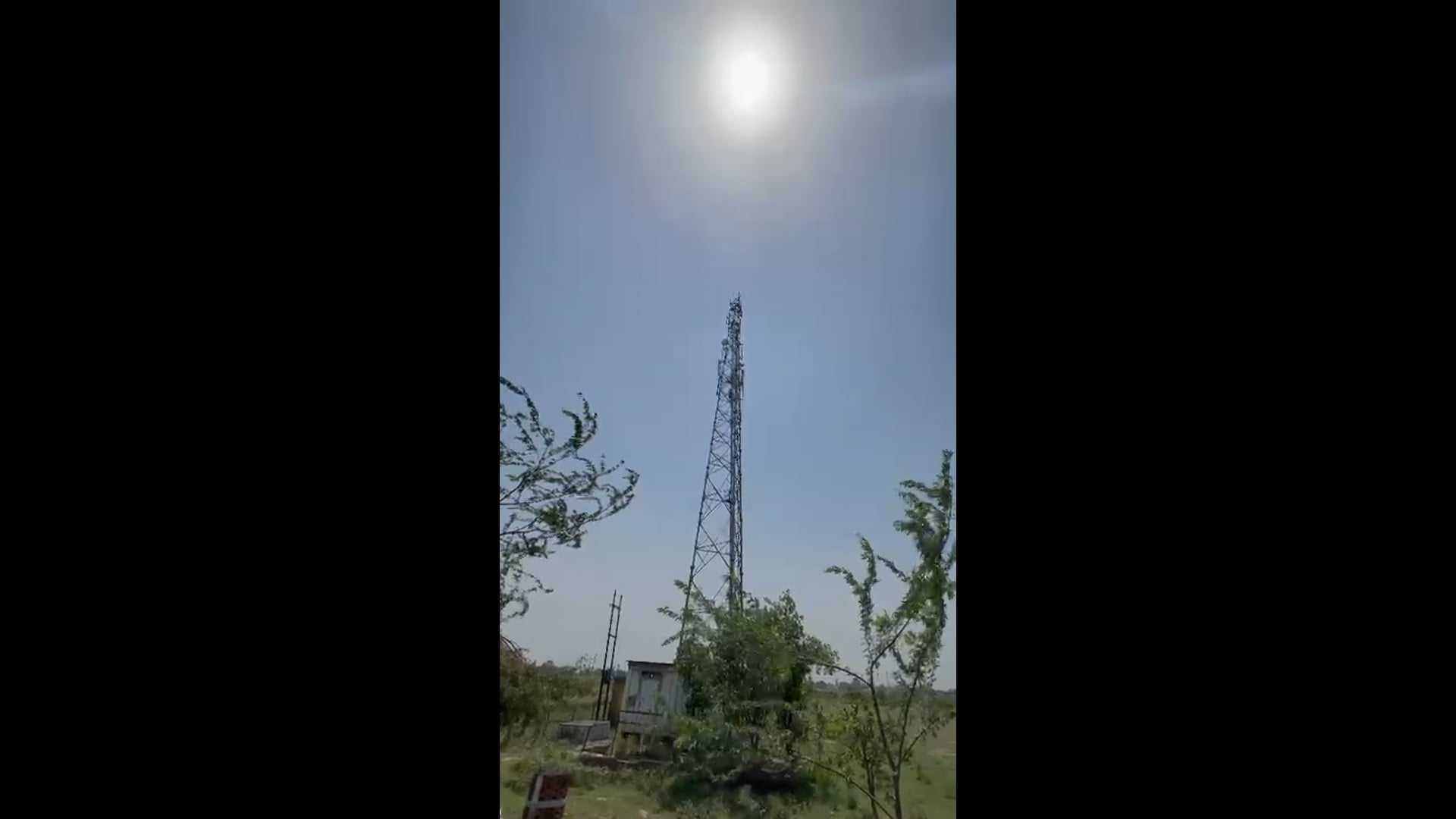 सूत्रों के जानकारी के अनुसार, रोजा जंक्शन थाना क्षेत्र के बरतारा गांव में एक युवक मोबाइल टावर पर चढ़ गया है और मौके पर लोगों की भीड़ इकट्ठा हो गई है, जो उसे नीचे उतारने की कोशिश कर रही है।