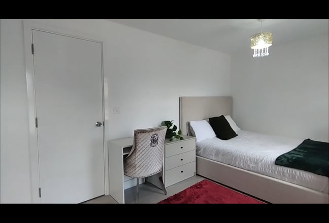 Beautiful room ensuite nearly! Bills included Main Photo