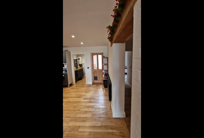 Beautiful En-Suite Room Overlooking Village Green Main Photo