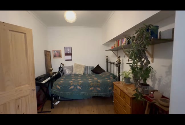 Lovely studio flat with own entrance &  garden Main Photo